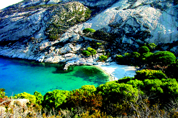 Cea mai misterioasă insulă din Mediterană: doar 1.000 de oameni au voie să o viziteze anual - GALERIE FOTO