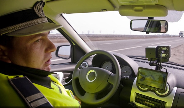 Un deputat PSD doreşte să desfiinţeze radarele formate din echipaje de poliţie. Românii "s-au săturat de aceşti pândari"