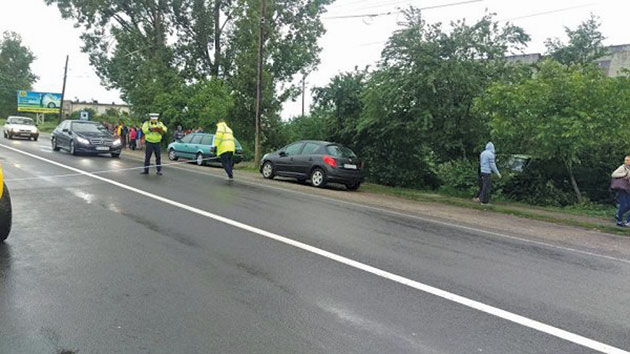 Un sătmărean a lovit mașina Poliției de Frontieră