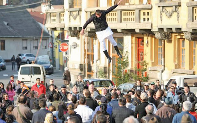Obiceiuri străvechi prezentate de Junii Brașovului în Săptămâna Luminată