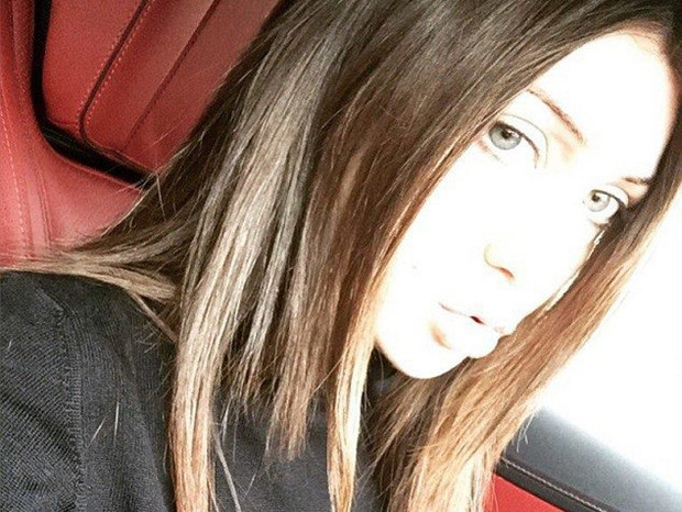 O tânără de 23 de ani din Moscova a ajuns "spaima şoferilor": conduce maşini de sute de mii de euro şi arde teancuri de bani pe aragaz