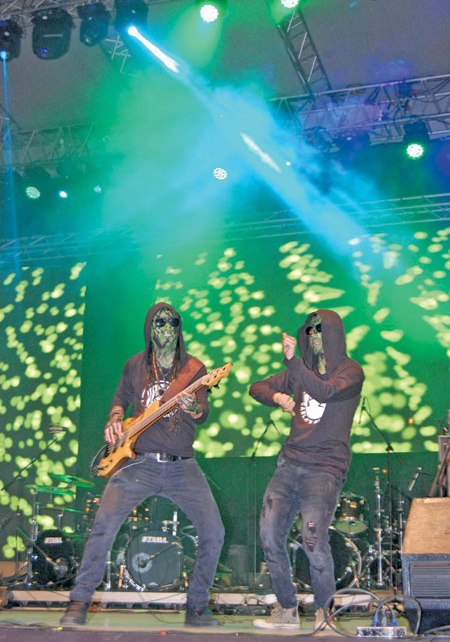 Ce semnifică picturile de pe fețele celor de la Carla’s Dreams?