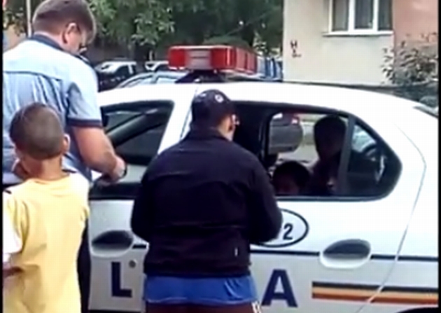 Minoră prinsă în flagrant în timp ce fura o bicicletă. Scandal monstru făcut de părinţi