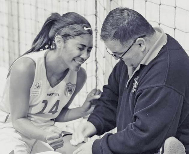 Povestea omului care pune pe picioare sportivii suferinzi