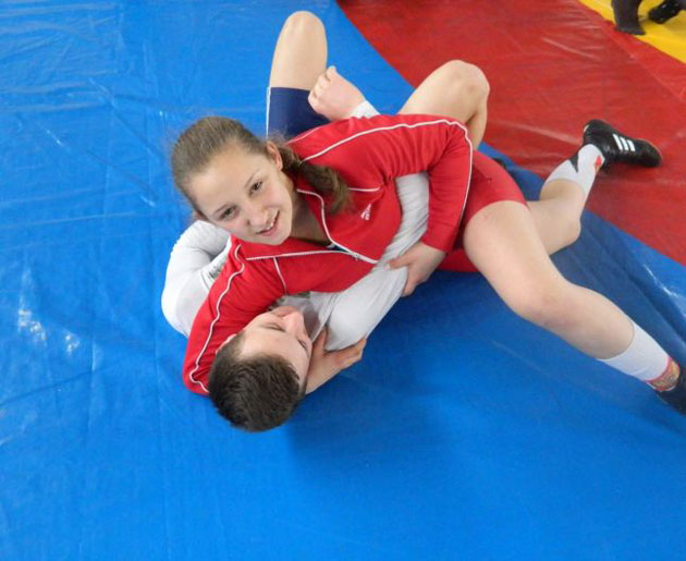 De pe podiumul de modă pe salteaua de lupte