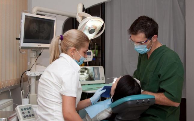 Medicii stomatologi din Satu Mare sunt asaltaţi de pacienţi străini