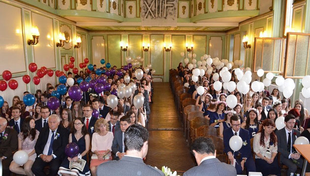 Baloane, flori, absolvenţi… ploaie!