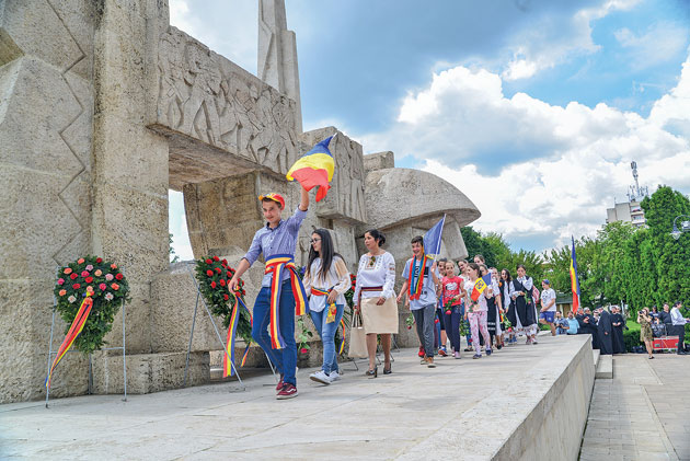 “Să nu–i uităm pe eroi”