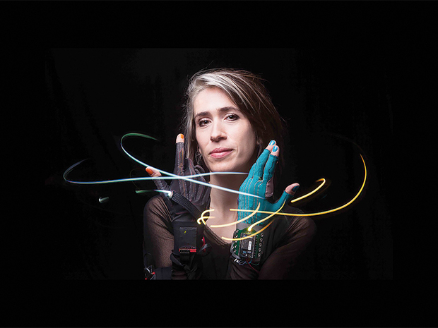 Mănuşile care-ţi transformă mâinile în instrumente muzicale