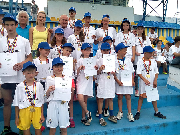 Peste 200 de elevi au alergat la Crosul Olimpic