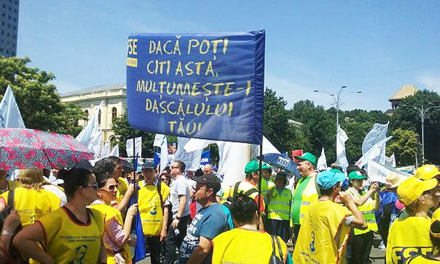 Profesorii au protestat în faţa Palatului Victoria: “Lăsaţi educaţia educatorilor”