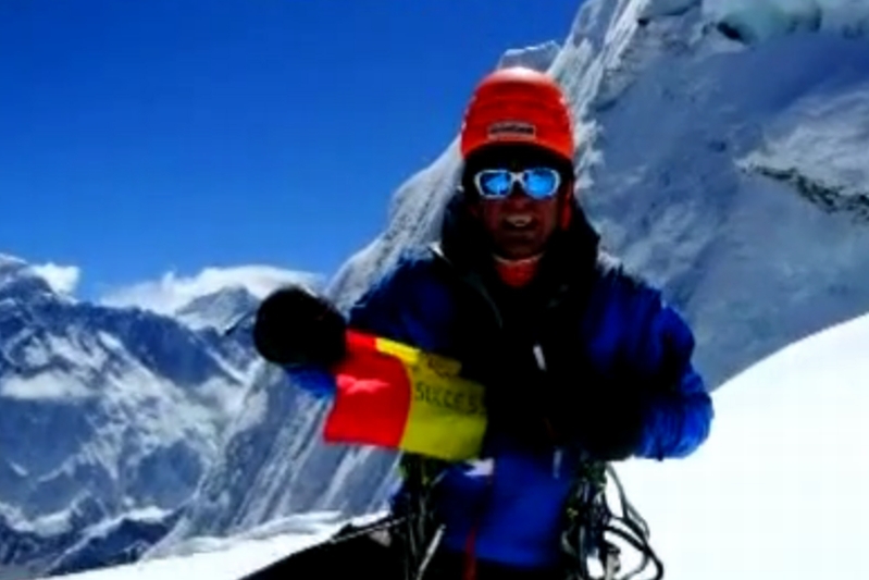 Doi români au pus tricolorul pe un vârf muntos de 6.440 metri