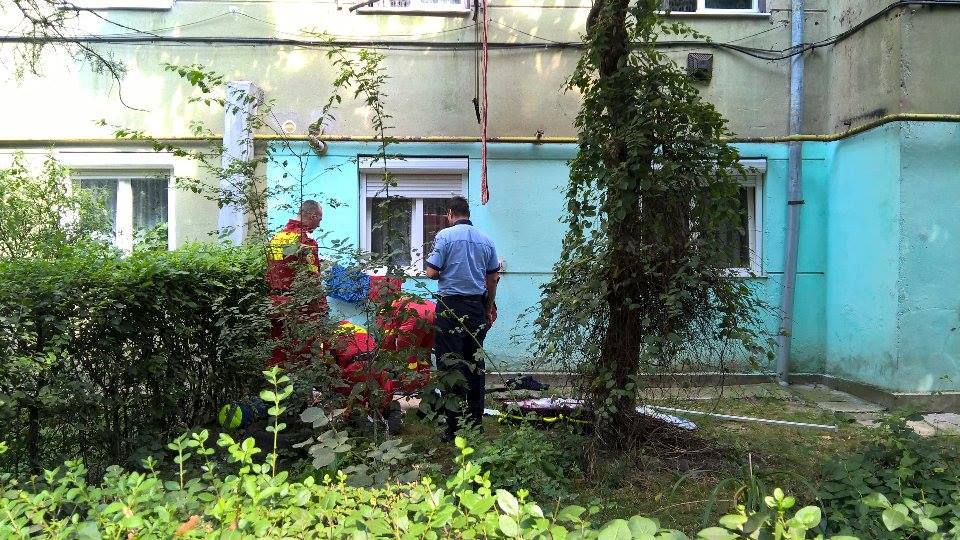 Octogenară, a căzut de la etajul 4