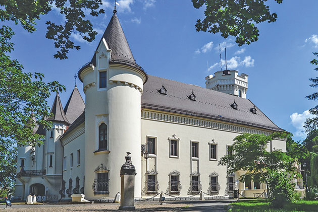 Incursiune în istoria de peste cinci secole a Castelului Karolyi din Carei