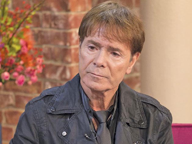 Artistul Cliff Richard cere despăgubiri de 1 milion de lire poliției britanice și BBC