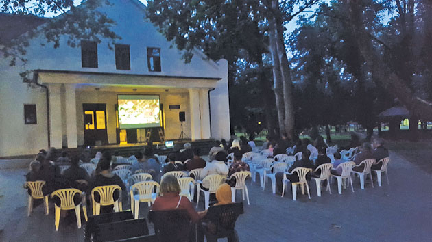 Mini-Film Fest în Parcul Castelului Károlyi