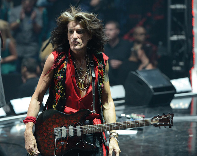 Joe Perry, chitaristul Aerosmith, spitalizat după ce s-a prăbuşit pe scenă în timpul unui concert