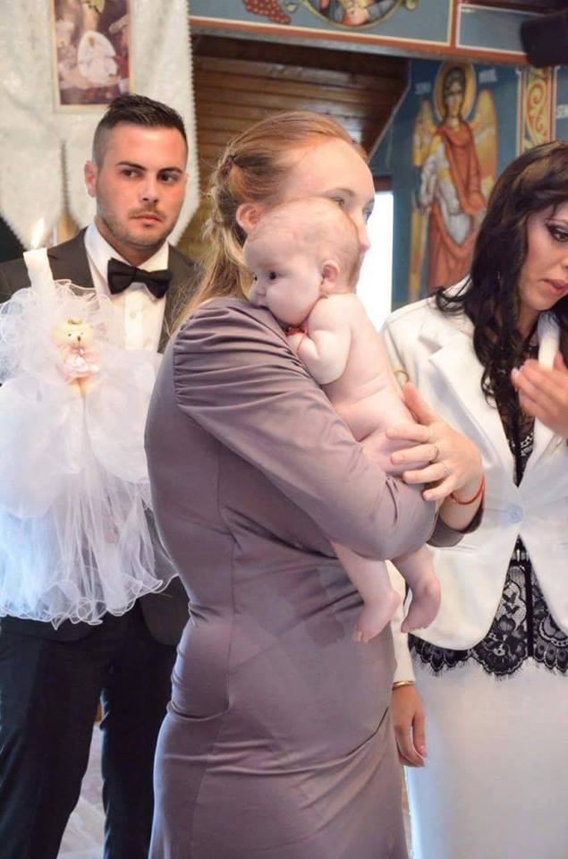 Apel către sătmăreni! O mămică are nevoie de ajutor pentru fetița ei