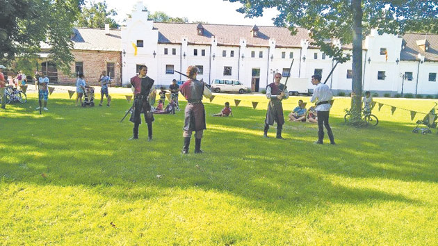 Careiul, asaltat de domnițe și cavaleri