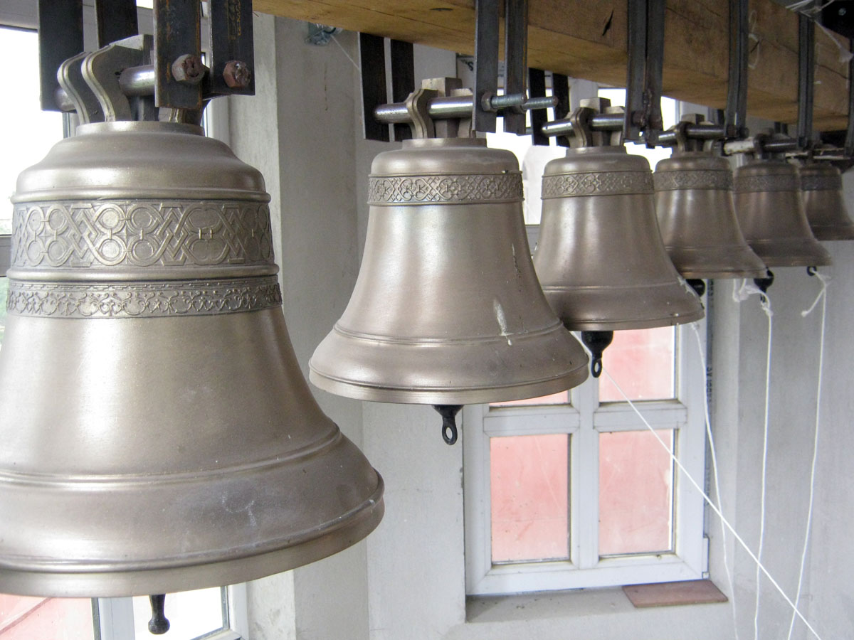 De ce trag clopotele…