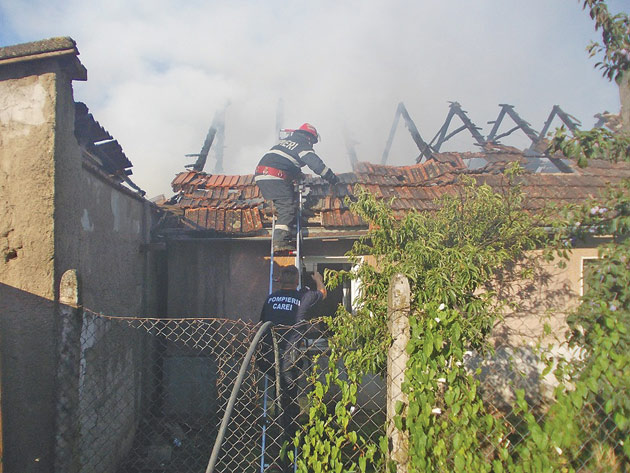 Două clădiri incendiate la Carei