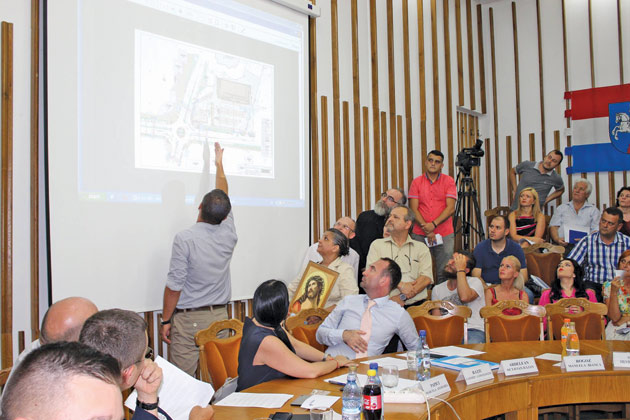 Shopping vs. biserică în Consiliul Local