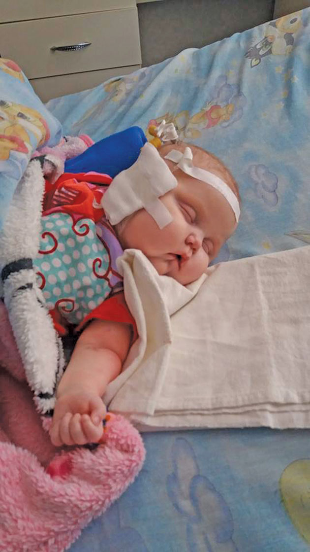 O mămică are nevoie de ajutor pentru fetița ei