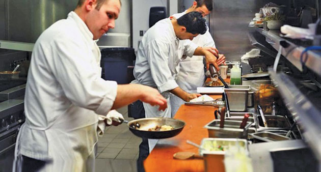 Nemţii caută bucătari, ospătari și barmani în Satu Mare