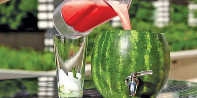 Cum transformi un pepene într-un  dozator de suc răcoros!