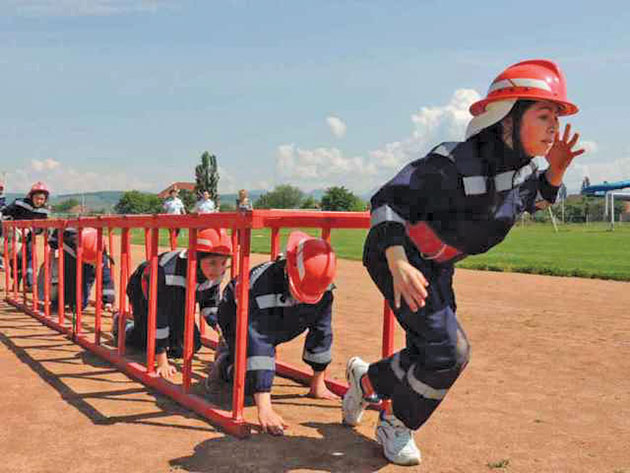 Fetele, pe locul I la „Prietenii Pompierilor”