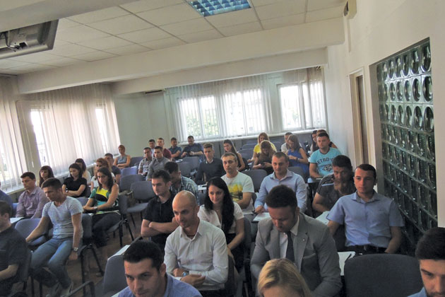 Cei 48 de tineri care au intrat în Poliție, băgați în ședință