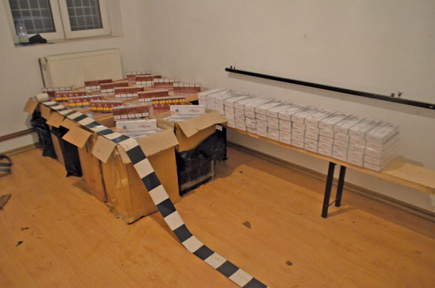 Mamă şi fiu prinşi cu 1.600 pachete ţigări de contrabandă