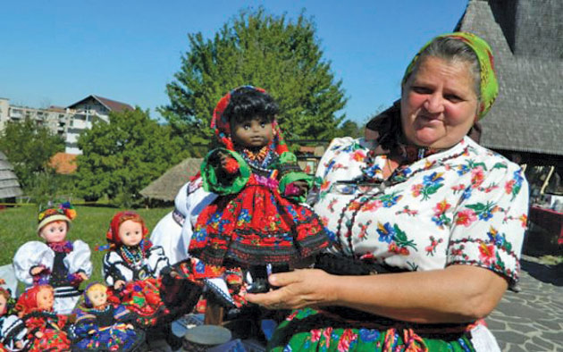 Trendul oșenesc, sticlele imbrăcate în port tradițional