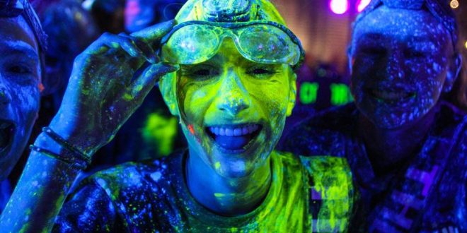 Weekend colorat la Cluj! Tinerii sunt invitaţi la distracţie alături de echipa The Color Run şi Partydul Kiss Fm în Piaţa Unirii