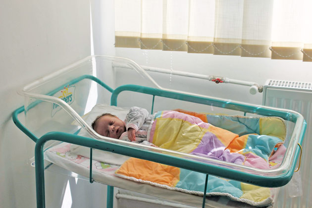 Zeci de copii sunt abandonați la Spitalul Județean Satu Mare