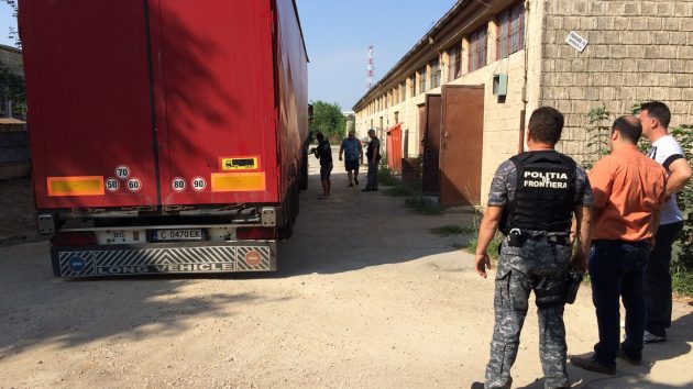 Motoclicletă furată, ascunsă într-un TIR