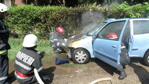  O mașină a luat foc în municipiul Satu Mare