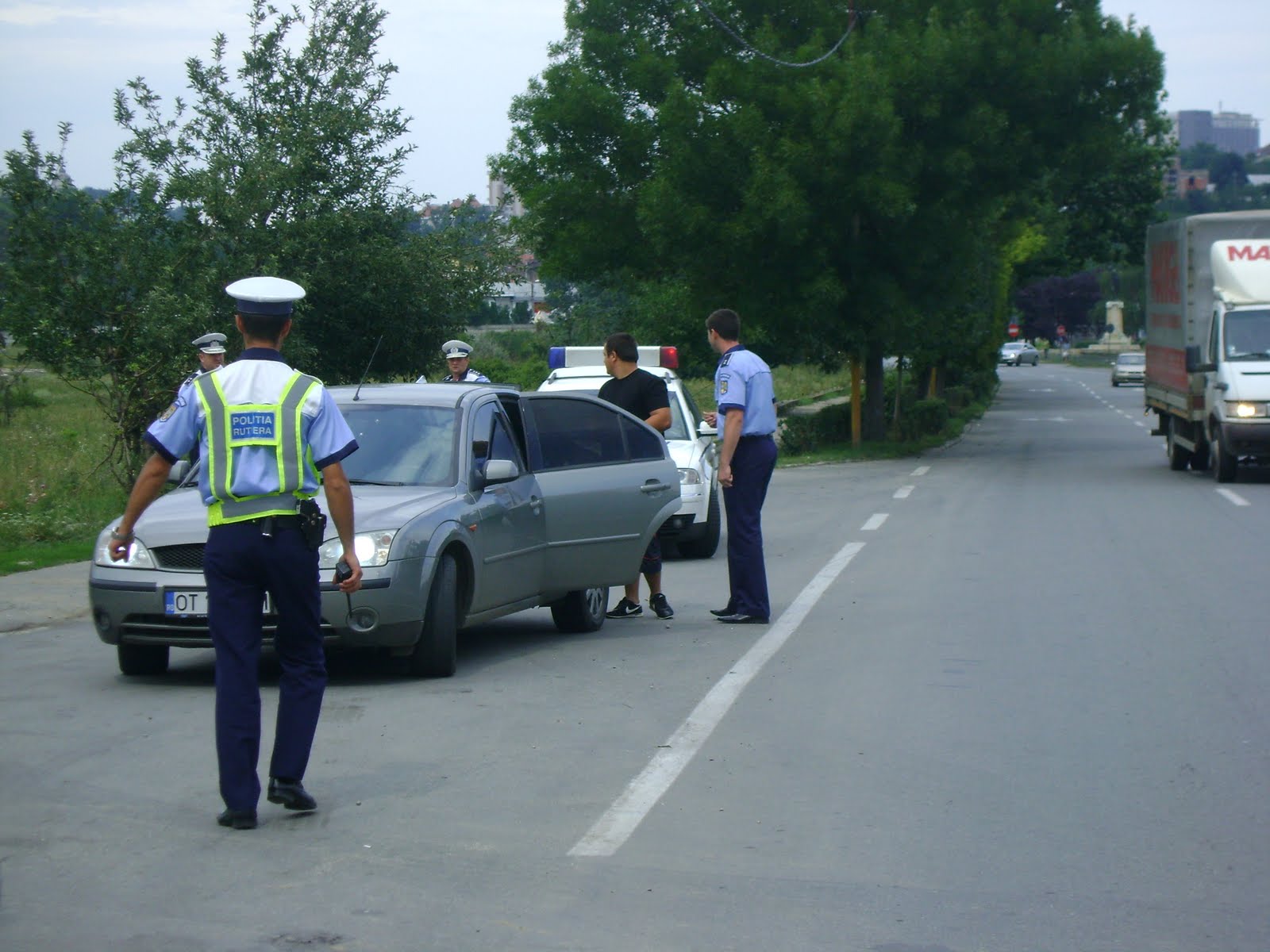 A încercat să mituiască doi polițiști. Acuma este cercetat penal