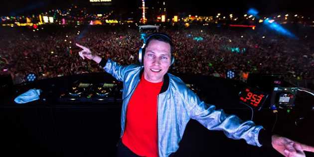 Tiesto a primit un cadou special de la un designer român!