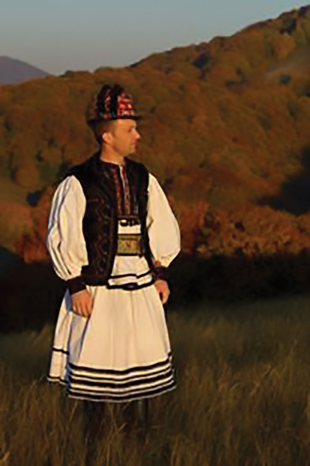 Sătmăreanul în fustă, duce tradiția mai departe