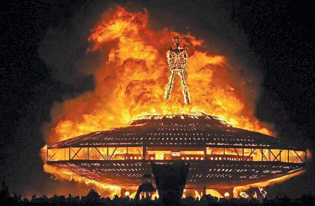 Cenuşa lui David Bowie ar fi fost împrăştiată la Burning Man, festivalul unde nimic nu este interzis