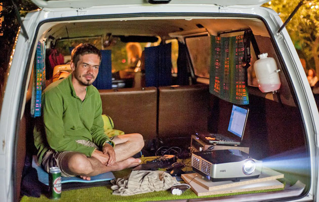 Tânărul care aduce bucuria filmului în satele din România