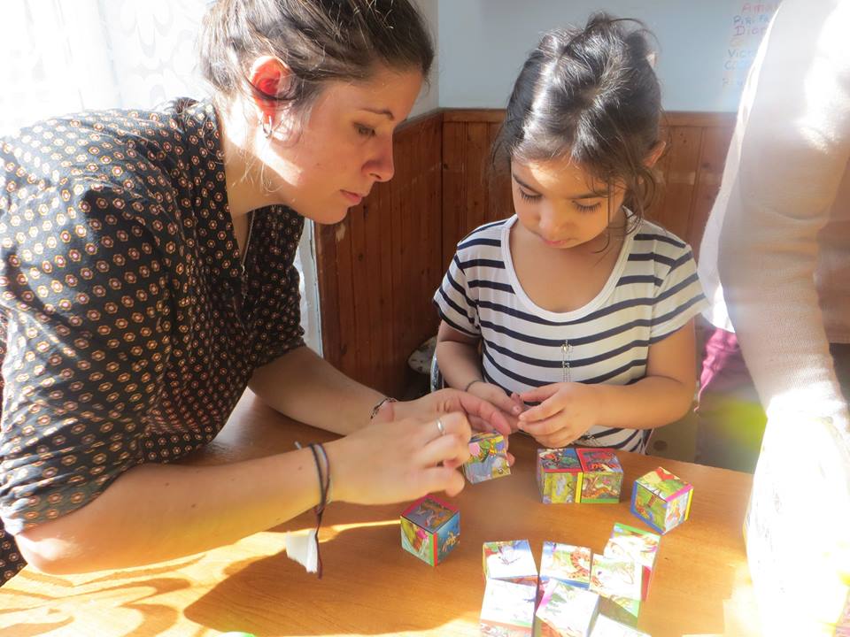 O franțuzoaică, voluntară pentru nevoiașii din Satu Mare