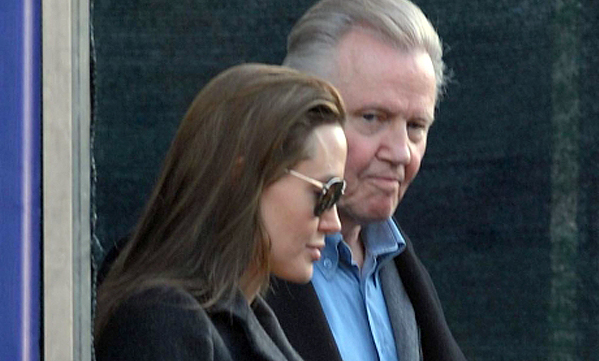 Tatăl Angelinei Jolie, actorul Jon Voight, îl susţine pe Brad Pitt în scandalul divorţului