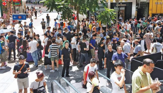 Cât de departe merge obsesia pentru iPhone 7 şi 7 Plus