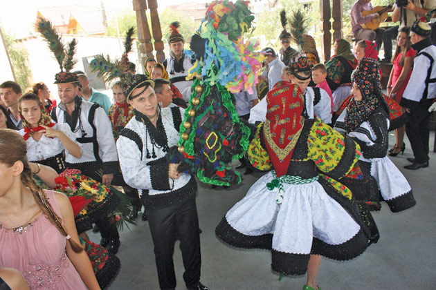 Nunta oşenească – unul dintre cele mai  spectaculoase ritualuri folclorice din România