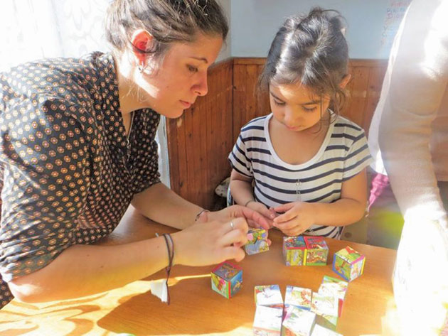 O franțuzoaică, voluntară pentru nevoiașii sătmăreni