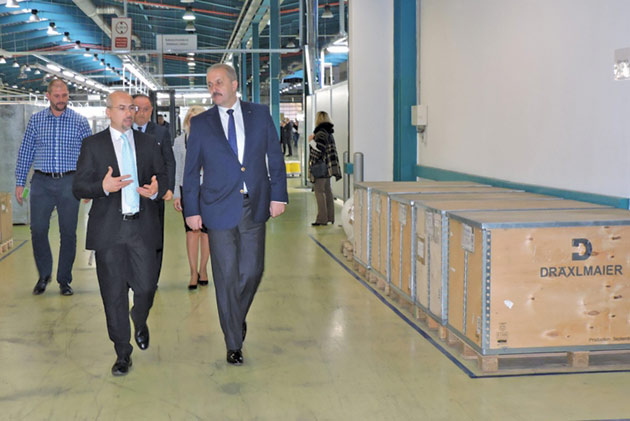 Vicepremierul Vasile Dîncu, în vizită la Draxlmaier Satu Mare