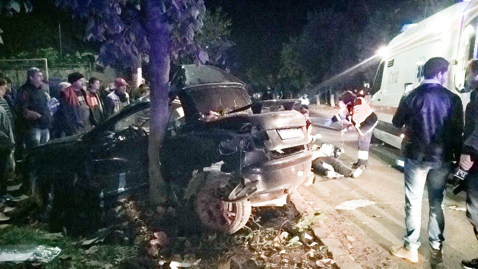 Un bărbat a decedat după ce s-a izbit cu mașina de un copac