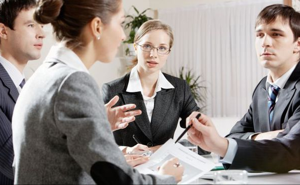 Companiile au crescut salariile managerilor după ce au redus din beneficii